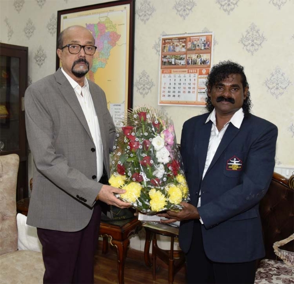 राज्यपाल रमेन डेका से वुशु एसोसिएशन के महासचिव डी.कोंडैया ने सौजन्य भेंट की