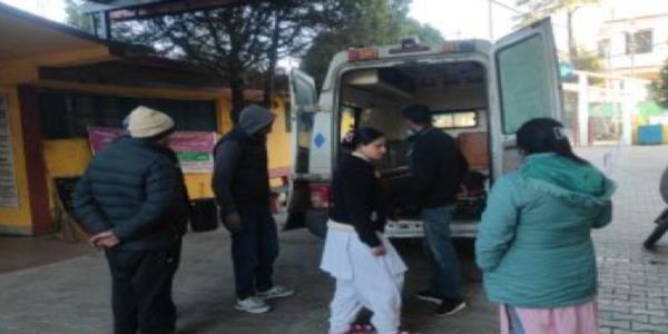 घायलों को एंबुलेंस से अस्पताल में लाते हुए