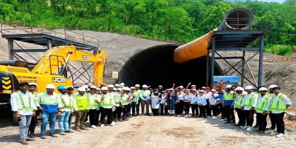 मुंबई–अहमदाबाद बुलेट ट्रेन परियोजना का अवलोकन करते छात्र