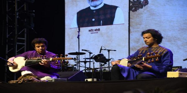 अमान-अयान अली प्रस्तुति देते हुए