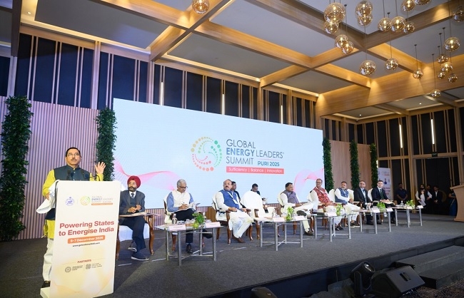 कार्यक्रम को संबोधित करते हुए नवीन एवं नवीकरणीय ऊर्जा मंत्री प्रल्हाद जोशी कार्यक्रम को संबोधित करते हुए नवीन एवं नवीकरणीय ऊर्जा मंत्री प्रल्हाद जोशी