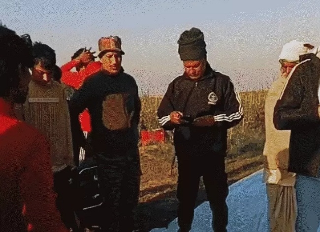 डीआरडीओ का बड़ा परीक्षण बैलून खेत में गिरने के बाद जांच करते अधिकारी