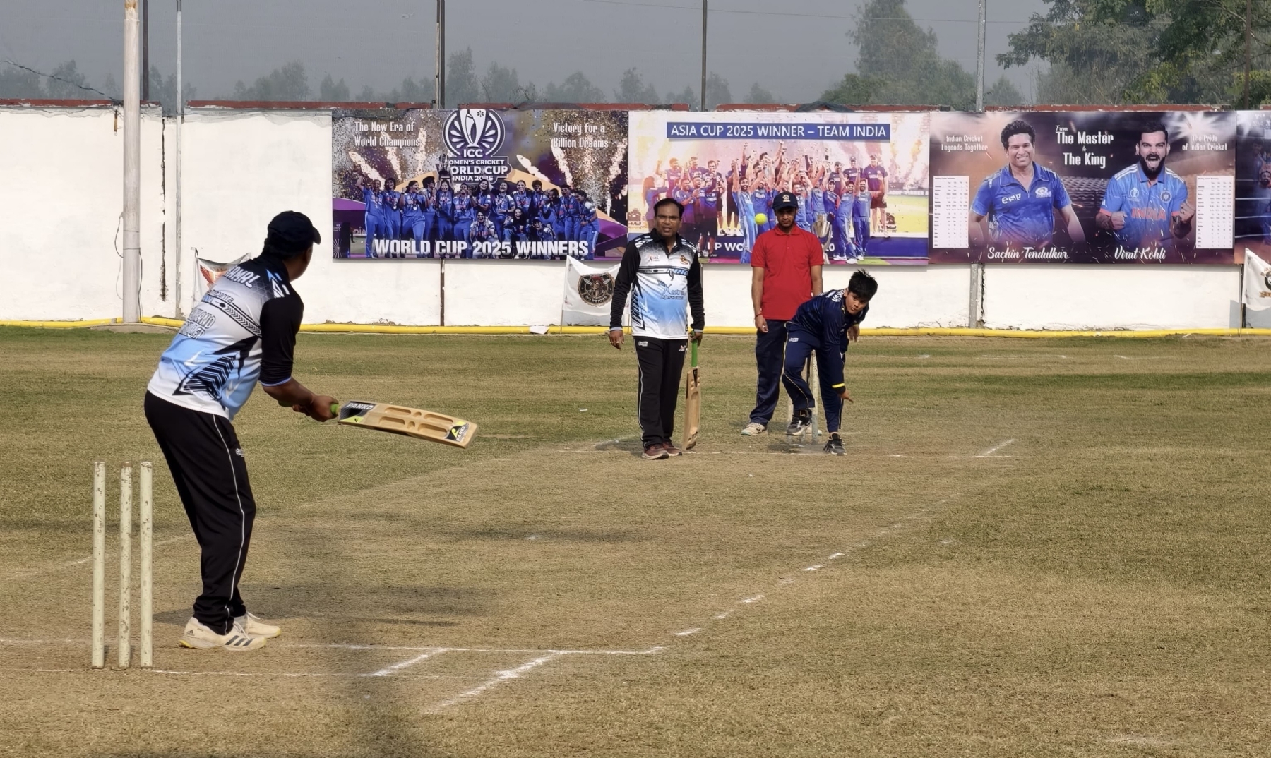 मैच के दौरान बेहतरीन शॉट लगाते खिलाड़ी, दर्शकों में दिखा जबरदस्त उत्साह। मैच के दौरान बेहतरीन शॉट लगाते खिलाड़ी, दर्शकों में दिखा जबरदस्त उत्साह।