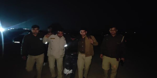 पुलिस मुठभेड़ में शातिर चोर गिरफ्तार, पैर में गोली लगी