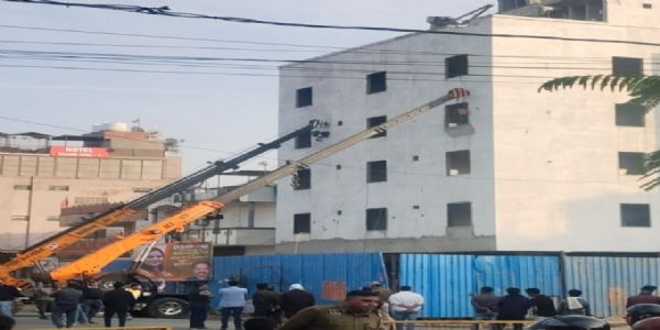 पांच मंजिला निर्माणाधीन बिल्डिंग में दरार आने से मचा हड़कंप