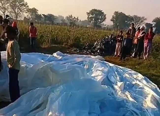 घटना के बाद ग्रामीणों की भीड जुटी