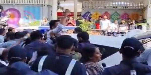 एनएसयूआई का अहमदाबाद एयरपोर्ट पर विरोध-प्रदर्शन एनएसयूआई का अहमदाबाद एयरपोर्ट पर विरोध-प्रदर्शन