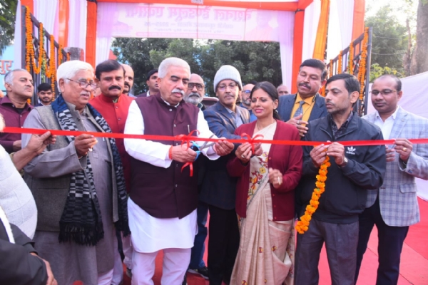 रिबन काटकर मेले का उद्घाटन करते मंत्री राकेश सचान व अन्य रिबन काटकर मेले का उद्घाटन करते मंत्री राकेश सचान व अन्य