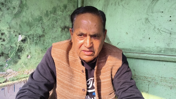 राजस्व अदालतों में मामलों का निपटारा करते हुए। राजस्व अदालतों में मामलों का निपटारा करते हुए।