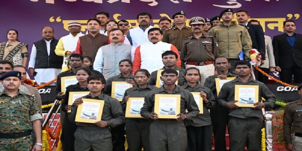 समर्पण करने वाले नक्सलियों का मुख्यमंत्री के साथ सामूहिक चित्र समर्पण करने वाले नक्सलियों का मुख्यमंत्री के साथ सामूहिक चित्र