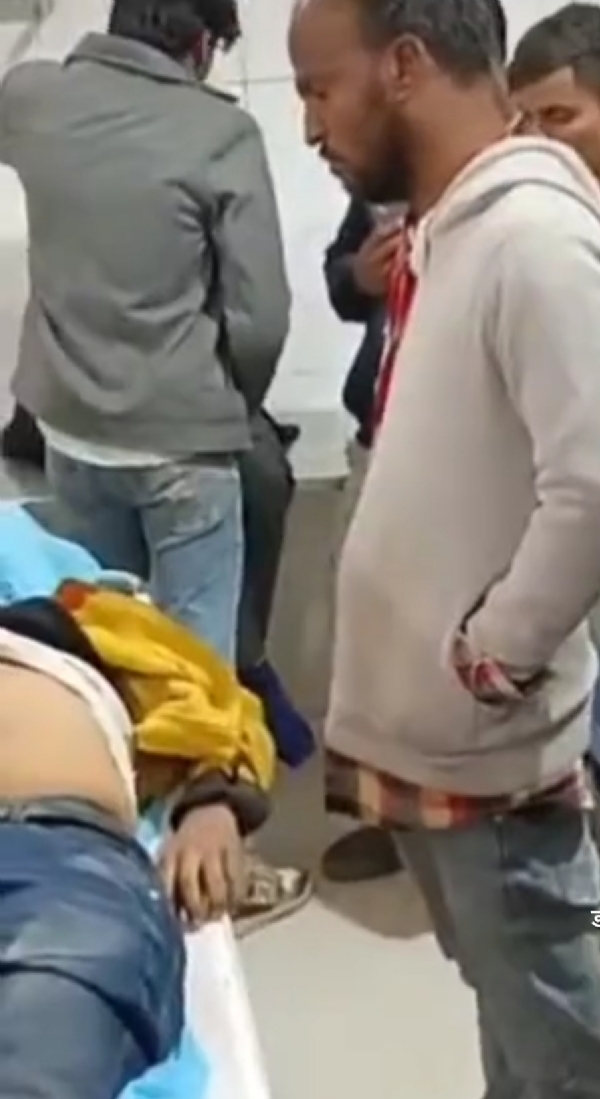 अस्पताल में मौजूद परिजन अस्पताल में मौजूद परिजन