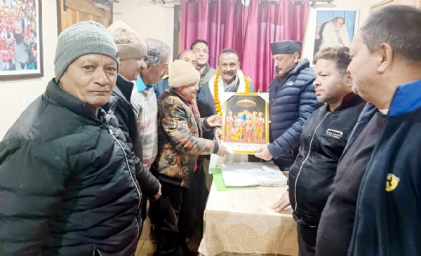 नवनियुक्त पदाधिकारियों को सम्मानित करते श्री राम सेवक सभा के सदस्य। नवनियुक्त पदाधिकारियों को सम्मानित करते श्री राम सेवक सभा के सदस्य।