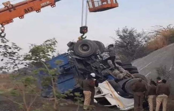 हादसे के बाद डंपर को क्रेन से उठाते हुए।