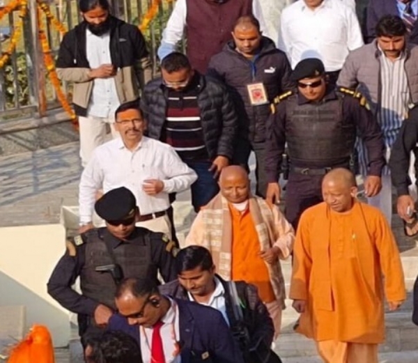 उत्तरप्रदेश के मुख्यमंत्री योगी आदित्यनाथ सिद्धबली बाबा मंदिर परिसर के बाहर। उत्तरप्रदेश के मुख्यमंत्री योगी आदित्यनाथ सिद्धबली बाबा मंदिर परिसर के बाहर।