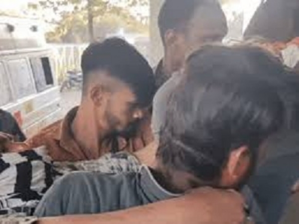 जमीनी विवाद को लेकर एक ही परिवार के दो पक्षों में खूनी संघर्ष जमीनी विवाद को लेकर एक ही परिवार के दो पक्षों में खूनी संघर्ष