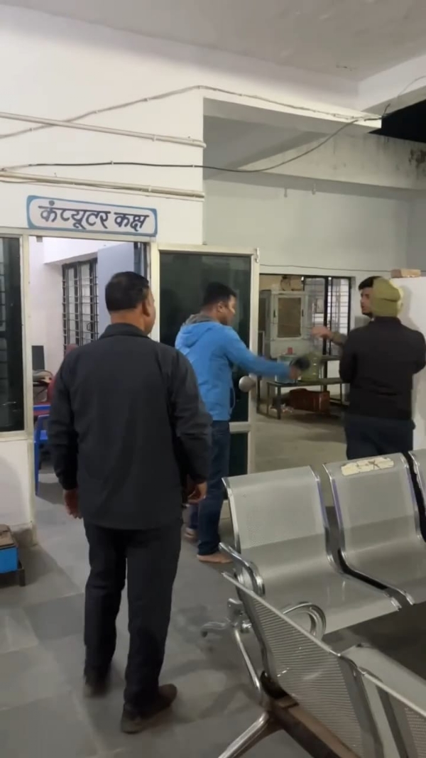 थाने में टीआई ने युवक को मारी चप्पल, वीडियो वायरल होने के बाद टीआई बोले- एआई से बनाया गया है वीडियो थाने में टीआई ने युवक को मारी चप्पल, वीडियो वायरल होने के बाद टीआई बोले- एआई से बनाया गया है वीडियो