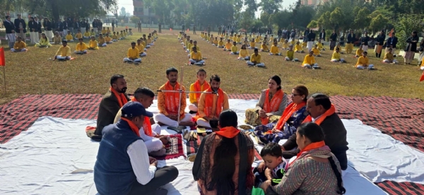 फतेहाबाद। डीएवी पुलिस स्कूल द्वारा आयोजित दिव्य यज्ञ में भाग लेते अतिथिगण व विद्यार्थी। फतेहाबाद। डीएवी पुलिस स्कूल द्वारा आयोजित दिव्य यज्ञ में भाग लेते अतिथिगण व विद्यार्थी।