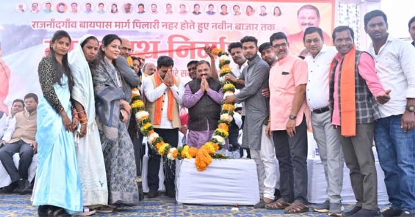 उपमुख्यमंत्री विजय शर्मा गौरव पथ निर्माण कार्य का भूमिपूजन करते हुए उपमुख्यमंत्री विजय शर्मा गौरव पथ निर्माण कार्य का भूमिपूजन करते हुए