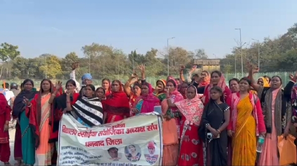 रणधीर वर्मा स्टेडियम मैदान में प्रदर्शन कर अपना विरोध जताती रसोइया, संयोजिका रणधीर वर्मा स्टेडियम मैदान में प्रदर्शन कर अपना विरोध जताती रसोइया, संयोजिका