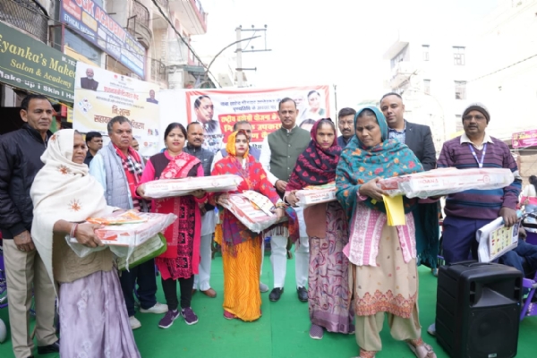 रोहिणी सेक्टर–20 स्थित रॉयल मार्केट में आयोजित कार्यक्रम में महिलाओं को निशुल्क गैस कनेक्शन देते मंत्री रविंद्र इंद्राज रोहिणी सेक्टर–20 स्थित रॉयल मार्केट में आयोजित कार्यक्रम में महिलाओं को निशुल्क गैस कनेक्शन देते मंत्री रविंद्र इंद्राज