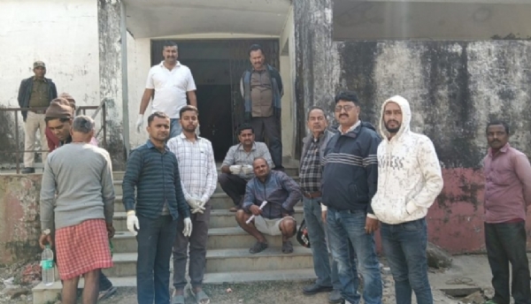 अररिया फोटो:पोस्टमार्टम हाउस में परिजन अररिया फोटो:पोस्टमार्टम हाउस में परिजन