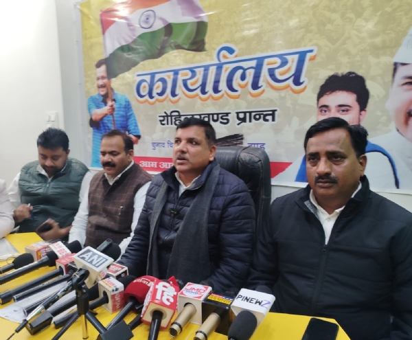 बरेली में प्रेस वार्ता के दौरान आरोप लगाते आम आदमी पार्टी के राज्यसभा सांसद संजय सिंह बरेली में प्रेस वार्ता के दौरान आरोप लगाते आम आदमी पार्टी के राज्यसभा सांसद संजय सिंह