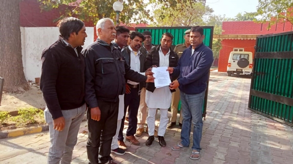 फतेहाबाद। प्रदर्शन के बाद एसडीएम को मांग पत्र सौंपते ग्रामीण कर्मचारी यूनियन के पदाधिकारी। फतेहाबाद। प्रदर्शन के बाद एसडीएम को मांग पत्र सौंपते ग्रामीण कर्मचारी यूनियन के पदाधिकारी।