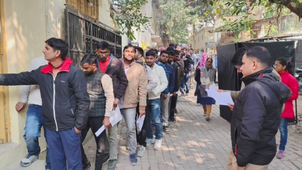 सहायक अध्यापक प्रशिक्षित स्नातक श्रेणी की परीक्षा देने जाते परीक्षार्थी। सहायक अध्यापक प्रशिक्षित स्नातक श्रेणी की परीक्षा देने जाते परीक्षार्थी।