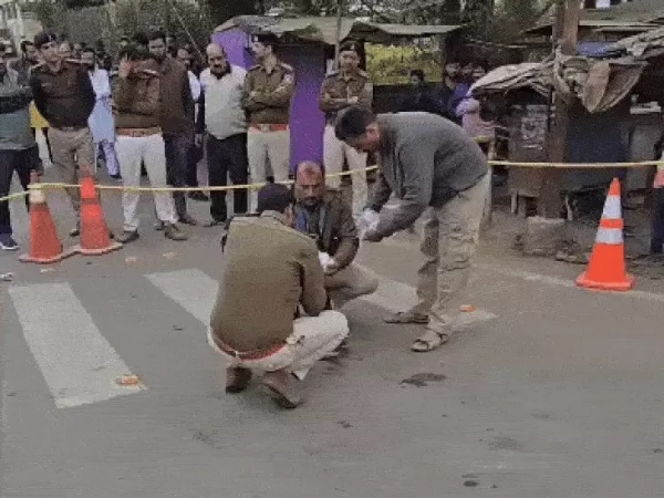 पुलिस ने मौके से सबूत जुटाते हुए पुलिस ने मौके से सबूत जुटाते हुए