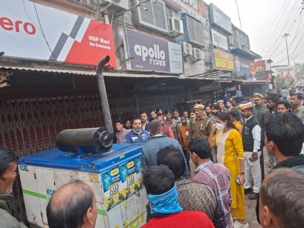 पक्षपात न करने की अपील करते दुकानदार पक्षपात न करने की अपील करते दुकानदार