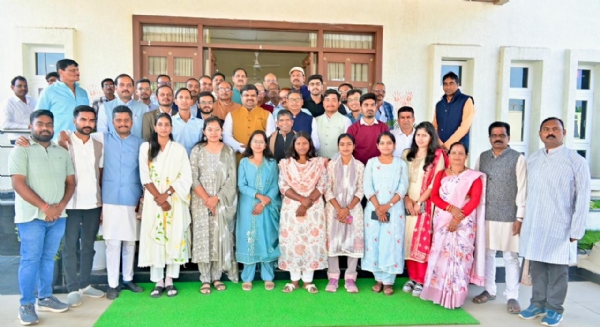 पीएससी 2025 में सफलता प्राप्त करने वाले मेधावी विद्यार्थीगण शिक्षा मंत्री गजेन्द्र यादव से मिले पीएससी 2025 में सफलता प्राप्त करने वाले मेधावी विद्यार्थीगण शिक्षा मंत्री गजेन्द्र यादव से मिले