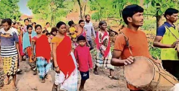 मोबाइल नेटवर्क मिलने से गांव में उत्सव का माहाैल मोबाइल नेटवर्क मिलने से गांव में उत्सव का माहाैल