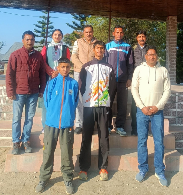 चौतड़ा स्कूल का अरुण स्कूल स्टाफ के साथ। चौतड़ा स्कूल का अरुण स्कूल स्टाफ के साथ।