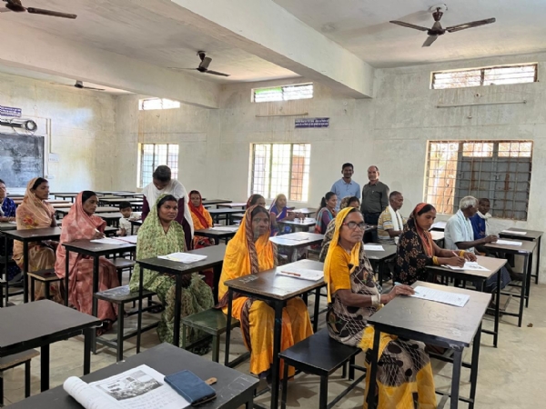 परीक्षा देते हुए शिक्षार्थी।