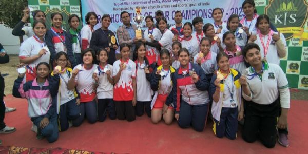 इंटर स्कूल रस्साकसी प्रतियोगिता में चैंपियन बनी टीमों के खिलाडी ट्रॉफी के साथ। इंटर स्कूल रस्साकसी प्रतियोगिता में चैंपियन बनी टीमों के खिलाडी ट्रॉफी के साथ।