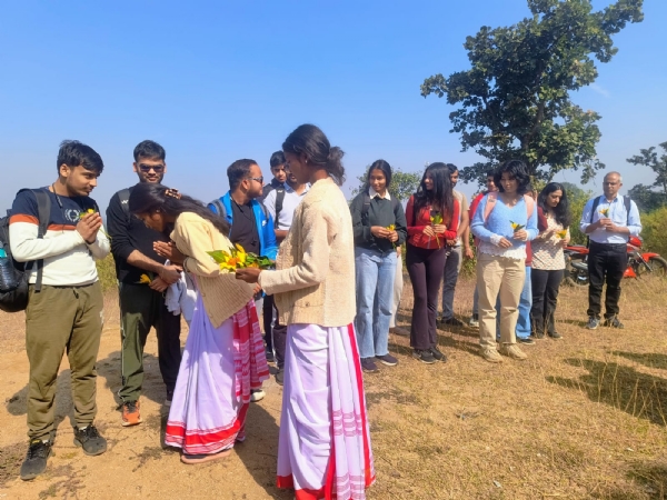 शैक्षणिक भ्रमण पर तोरपा के ग़ुफ़ू गांव पहुंचे भारतीय प्रबंध संस्थान के विद्यार्थी शैक्षणिक भ्रमण पर तोरपा के ग़ुफ़ू गांव पहुंचे भारतीय प्रबंध संस्थान के विद्यार्थी