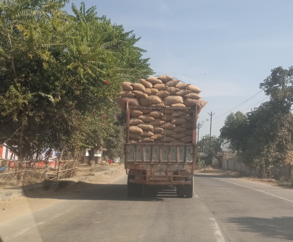 सडक पर क्षमता से अधकि भार ले जाता वाहन सडक पर क्षमता से अधकि भार ले जाता वाहन