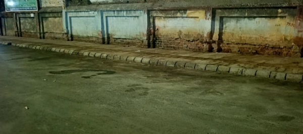 स्टेशन के बाहर फैली गंदगी 2 स्टेशन के बाहर फैली गंदगी 2