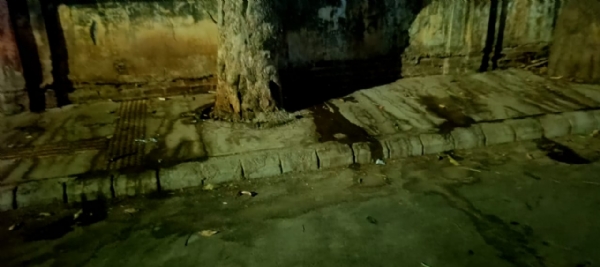 स्टेशन के बाहर फैली गंदगी 1 स्टेशन के बाहर फैली गंदगी 1