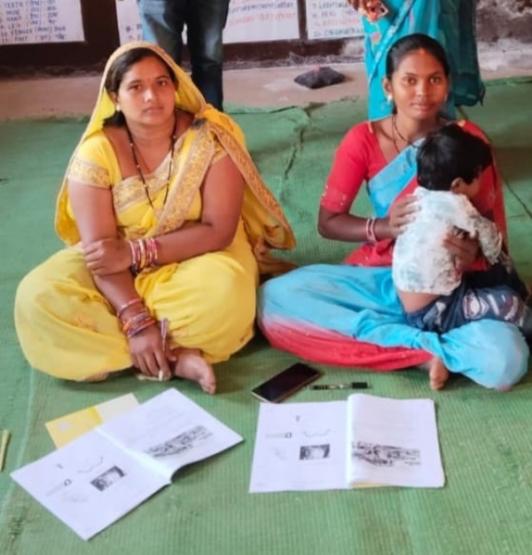 परीक्षा देते हुए शिक्षार्थी।