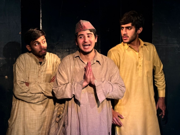 नटरंग में राजनीतिक व्यंग्य ‘टोपियां’ का दमदार मंचन बदलती ‘टोपी’ और स्थिर सोच वाले नेताओं पर करारा प्रहार जम्मू, 7 दिसंबर (हि.स.)। नटरंग ने रविवार को अपने स्टूडियो थिएटर में संडे थिएटर सीरीज़ के तहत मणि मधुकर द्वारा लिखित और नीरज कांत द्वारा निर्देशित राजनीतिक व्यंग्य ‘टोपियां’ का प्रभावशाली मंचन किया। देश के मौजूदा राजनीतिक परिदृश्य पर सटीक टिप्पणी करता यह नाटक उन नेताओं पर तीखा कटाक्ष प्रस्तुत करता है जो सत्ता में बने रहने के लिए गिरगिट की तरह रंग बदलते रहते हैं। नाटक में दर्शाया गया कि ऐसे नेता जनता को भ्रमित करने की कला में निपुण होते हैं और परिस्थिति के हिसाब से अपने विचार, पहनावा और चरित्र बदल लेते हैं। लेखक ने यह भी रेखांकित किया कि समय-समय पर सामाजिक और राजनीतिक क्रांतियाँ होने के बावजूद सत्ता में वही लोग लौट आते हैं, सिर्फ़ उनके मुखौटे और टोपियां बदल जाती हैं परन्तु सोच नहीं बदलती। कहानी दो पड़ोसियों के इर्द-गिर्द घूमती है, जो राजनीतिक बदलाव की उम्मीद में अलग-अलग विचारधाराओं की तलाश करते हैं। इस यात्रा में उन्हें कई लोग मिलते हैं जो अलग-अलग घोषणापत्र और वादों के साथ सामने आते हैं। हर बार दोनों पड़ोसी उन्हें नया व्यक्ति मानते हैं और नए विचारों की उम्मीद करते हैं, लेकिन अंत में जब परतें उतरती हैं, तो पता चलता है कि वह हर बार एक ही व्यक्ति था। सिर्फ़ उसका पहनावा और ‘टोपी’ बदलती थी। नाटककार ने बेहद प्रभावशाली ढंग से यह संदेश दिया कि असली समस्या नेता नहीं, उनकी बदलती ‘टोपियां’ हैं, जिनका मकसद सिर्फ़ जनता को गुमराह करना है। नाट्य प्रस्तुति में आर्यभ शर्मा और कार्तिक कुमार ने दो पड़ोसियों की भूमिकाएं सशक्त रूप से निभाईं। आदेश धर ने भी अपने अभिनय से उन्हें बेहतरीन सहयोग दिया। नाटक की रोशनी नीरज कांत के निर्देशन में बेहतरीन रही, जबकि संगीत कुशल भट्ट ने संभाला। एसएस 1 नटरंग में राजनीतिक व्यंग्य ‘टोपियां’ का दमदार मंचन बदलती ‘टोपी’ और स्थिर सोच वाले नेताओं पर करारा प्रहार जम्मू, 7 दिसंबर (हि.स.)। नटरंग ने रविवार को अपने स्टूडियो थिएटर में संडे थिएटर सीरीज़ के तहत मणि मधुकर द्वारा लिखित और नीरज कांत द्वारा निर्देशित राजनीतिक व्यंग्य ‘टोपियां’ का प्रभावशाली मंचन किया। देश के मौजूदा राजनीतिक परिदृश्य पर सटीक टिप्पणी करता यह नाटक उन नेताओं पर तीखा कटाक्ष प्रस्तुत करता है जो सत्ता में बने रहने के लिए गिरगिट की तरह रंग बदलते रहते हैं। नाटक में दर्शाया गया कि ऐसे नेता जनता को भ्रमित करने की कला में निपुण होते हैं और परिस्थिति के हिसाब से अपने विचार, पहनावा और चरित्र बदल लेते हैं। लेखक ने यह भी रेखांकित किया कि समय-समय पर सामाजिक और राजनीतिक क्रांतियाँ होने के बावजूद सत्ता में वही लोग लौट आते हैं, सिर्फ़ उनके मुखौटे और टोपियां बदल जाती हैं परन्तु सोच नहीं बदलती। कहानी दो पड़ोसियों के इर्द-गिर्द घूमती है, जो राजनीतिक बदलाव की उम्मीद में अलग-अलग विचारधाराओं की तलाश करते हैं। इस यात्रा में उन्हें कई लोग मिलते हैं जो अलग-अलग घोषणापत्र और वादों के साथ सामने आते हैं। हर बार दोनों पड़ोसी उन्हें नया व्यक्ति मानते हैं और नए विचारों की उम्मीद करते हैं, लेकिन अंत में जब परतें उतरती हैं, तो पता चलता है कि वह हर बार एक ही व्यक्ति था। सिर्फ़ उसका पहनावा और ‘टोपी’ बदलती थी। नाटककार ने बेहद प्रभावशाली ढंग से यह संदेश दिया कि असली समस्या नेता नहीं, उनकी बदलती ‘टोपियां’ हैं, जिनका मकसद सिर्फ़ जनता को गुमराह करना है। नाट्य प्रस्तुति में आर्यभ शर्मा और कार्तिक कुमार ने दो पड़ोसियों की भूमिकाएं सशक्त रूप से निभाईं। आदेश धर ने भी अपने अभिनय से उन्हें बेहतरीन सहयोग दिया। नाटक की रोशनी नीरज कांत के निर्देशन में बेहतरीन रही, जबकि संगीत कुशल भट्ट ने संभाला। एसएस 1