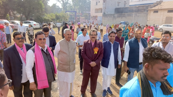 अतिथि का स्वागत करते हुए समाजजन। अतिथि का स्वागत करते हुए समाजजन।