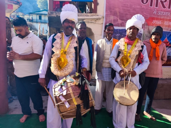 मोरी मेले में प्रस्तुति देते ढोल वादक मोरी मेले में प्रस्तुति देते ढोल वादक