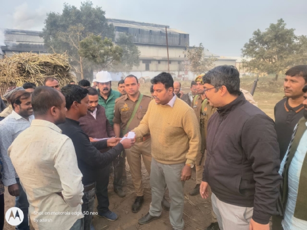 तौलाई के लिए आए किसानों से संवाद करते जाते हुए तौलाई के लिए आए किसानों से संवाद करते जाते हुए