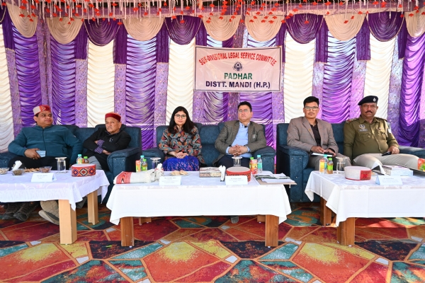 विधिक साक्षरता शिविर के दौरान प्रतिभागी। विधिक साक्षरता शिविर के दौरान प्रतिभागी।