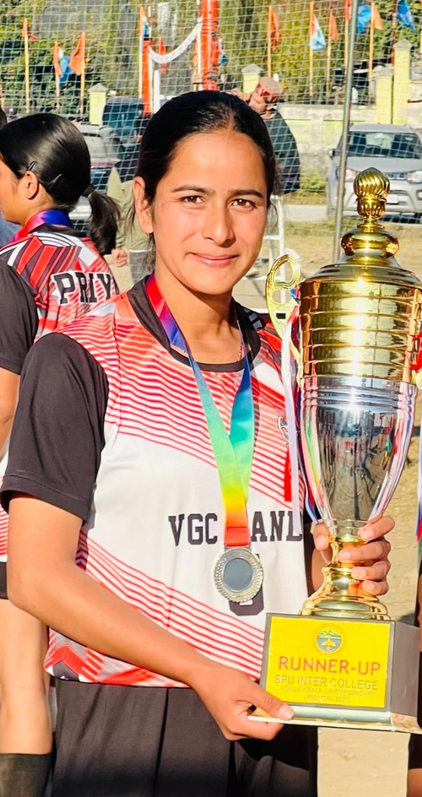 मंडी कालेज की होनहार खिलाड़ी ट्रॉफी के साथ।