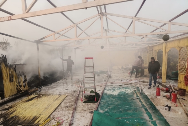 धधकती आग के बीच रेस्टोरेंट से बाहर निकलते लोग, दमकल कर्मी मौके पर जुटे धधकती आग के बीच रेस्टोरेंट से बाहर निकलते लोग, दमकल कर्मी मौके पर जुटे