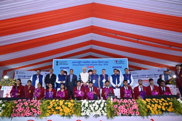 डिग्री प्राप्त कर खुश हुए छात्र डिग्री प्राप्त कर खुश हुए छात्र