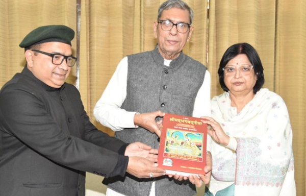 सोनीपत हरियाणा के राज्यपाल प्रोफेसर असीम घोष को श्रीमद् भागवत गीता भेंट करते उपायुक्त सुशील सारवान सोनीपत हरियाणा के राज्यपाल प्रोफेसर असीम घोष को श्रीमद् भागवत गीता भेंट करते उपायुक्त सुशील सारवान