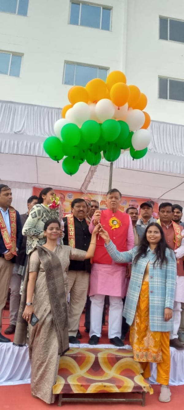 गुब्बारे उड़ाकर खेल का शुभारंभ करते विधानसभा अध्यक्ष सतीश महाना व अन्य गुब्बारे उड़ाकर खेल का शुभारंभ करते विधानसभा अध्यक्ष सतीश महाना व अन्य